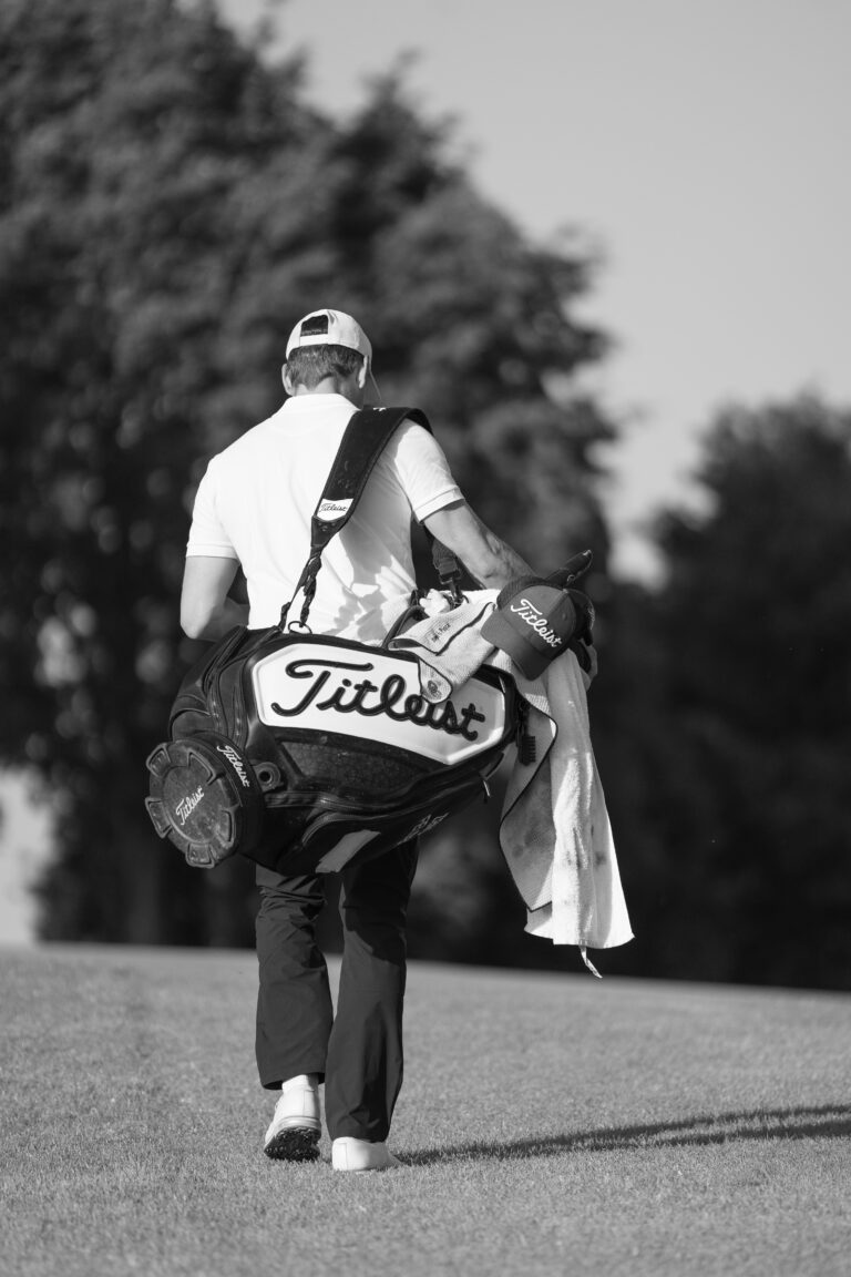 Zeno Felder trägt sein Titleist Golfbag über den Fairway